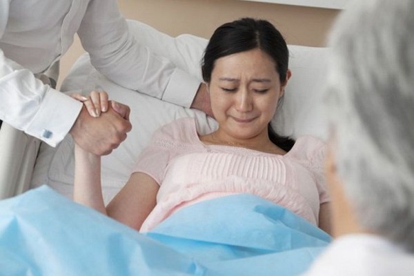 Bị trĩ khi rặn đẻ phải làm sao? Hướng dẫn chăm sóc và điều trị an toàn